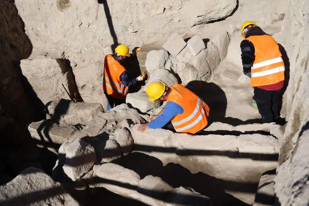 Kapadokya'da trafiğe kapatılan yolun altından toplu mezar çıktı