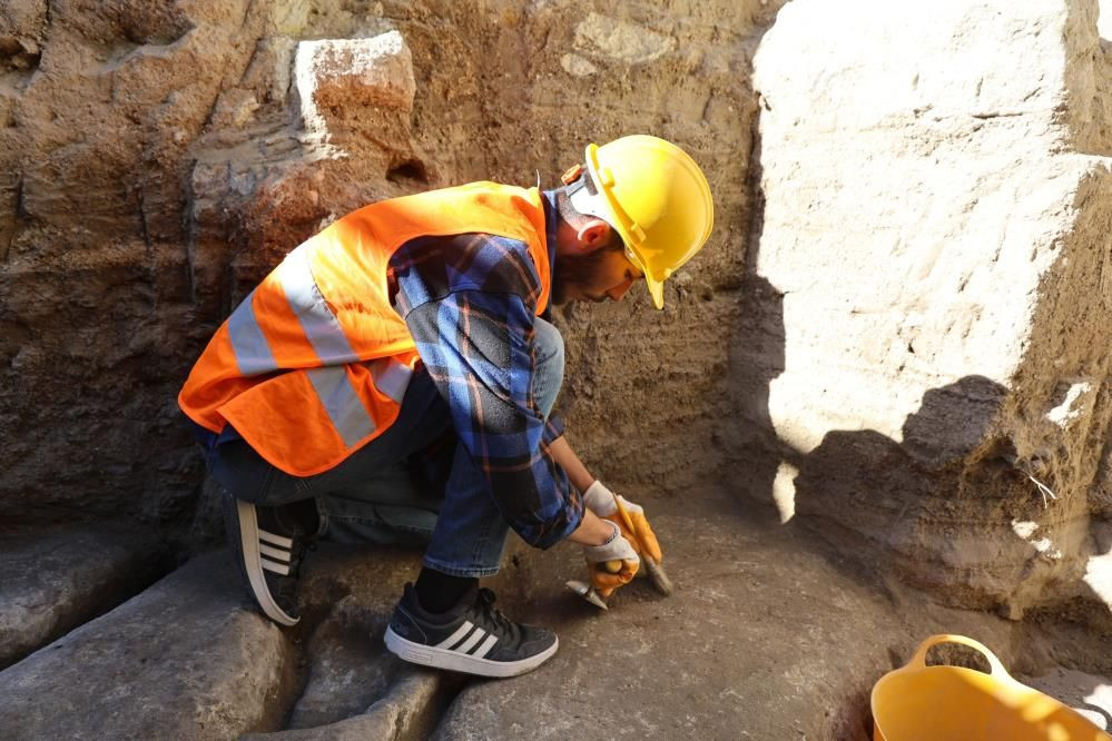 Kapadokya'da trafiğe kapatılan yolun altından toplu mezar çıktı