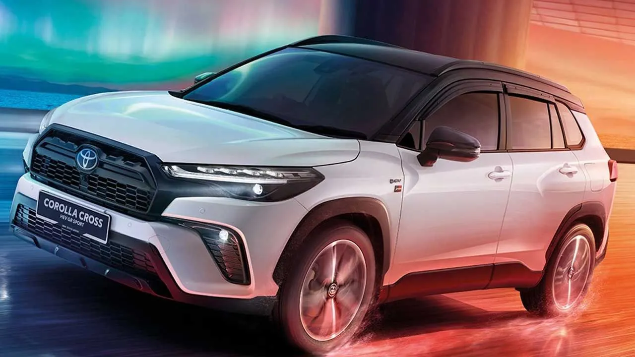 Toyota 2 yeni canavarını tanıttı. 2025 Corolla Cross ve Camry hibrit modelleri görücüye çıktı.