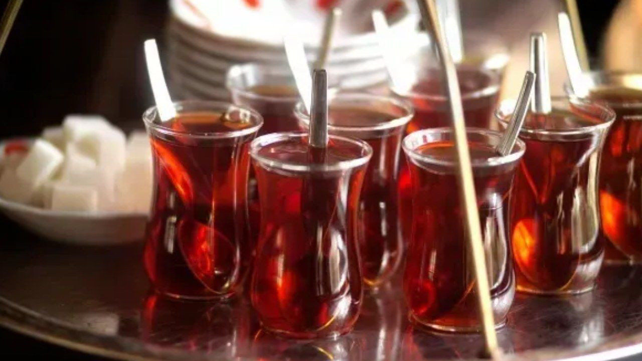 Rizeli çay demleme şampiyonu açıkladı: Böyle demlendiğinde tavşan kanı ve daha lezzetli oluyor