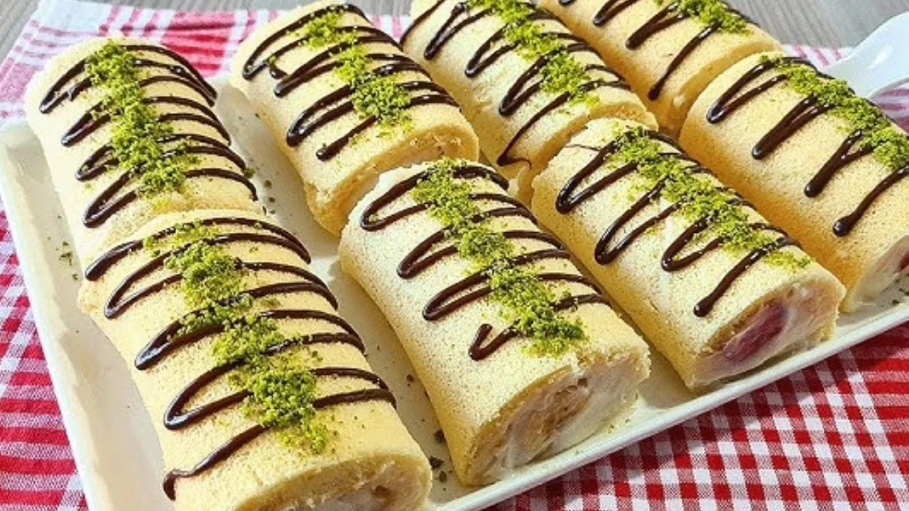 Pratik muz rulo pasta tarifi ; Asla kırılmıyor ve pastanedekiler gibi yumuşak oluyor
