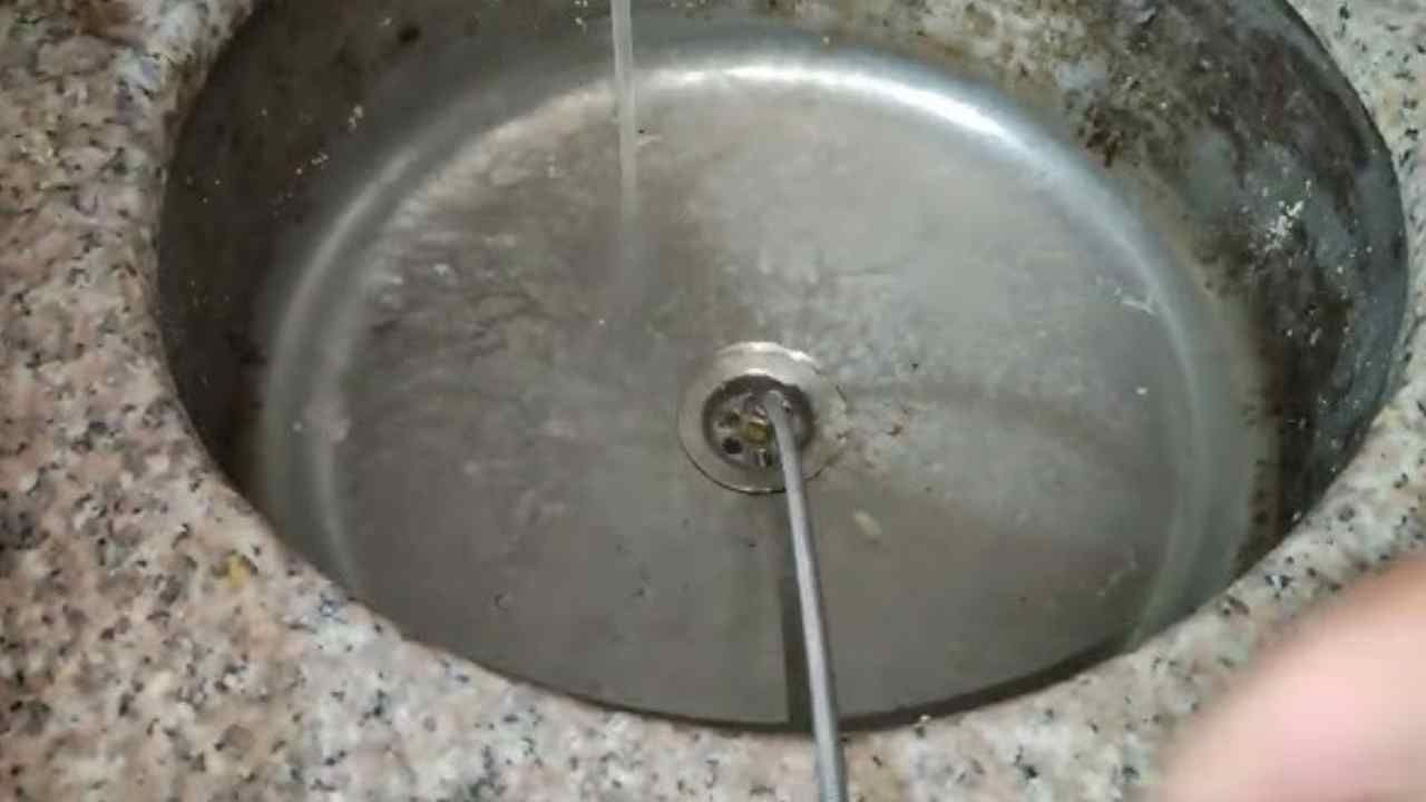 Karbonat ve sirkeyi unutturan karışım. Tıkanmış lavabolar anında açılacak