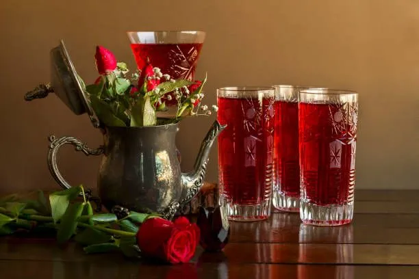 Osmanlı’dan günümüze iftar sofralarının ferahlatıcı içeceği: Gül şerbeti tarifi!