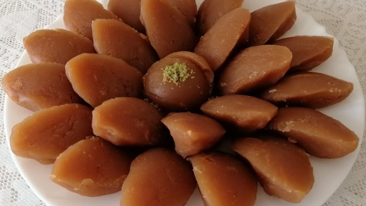 Sivaslı köylülerin uyguladığı püf nokta. Un helvası tam kıvamında oluyor