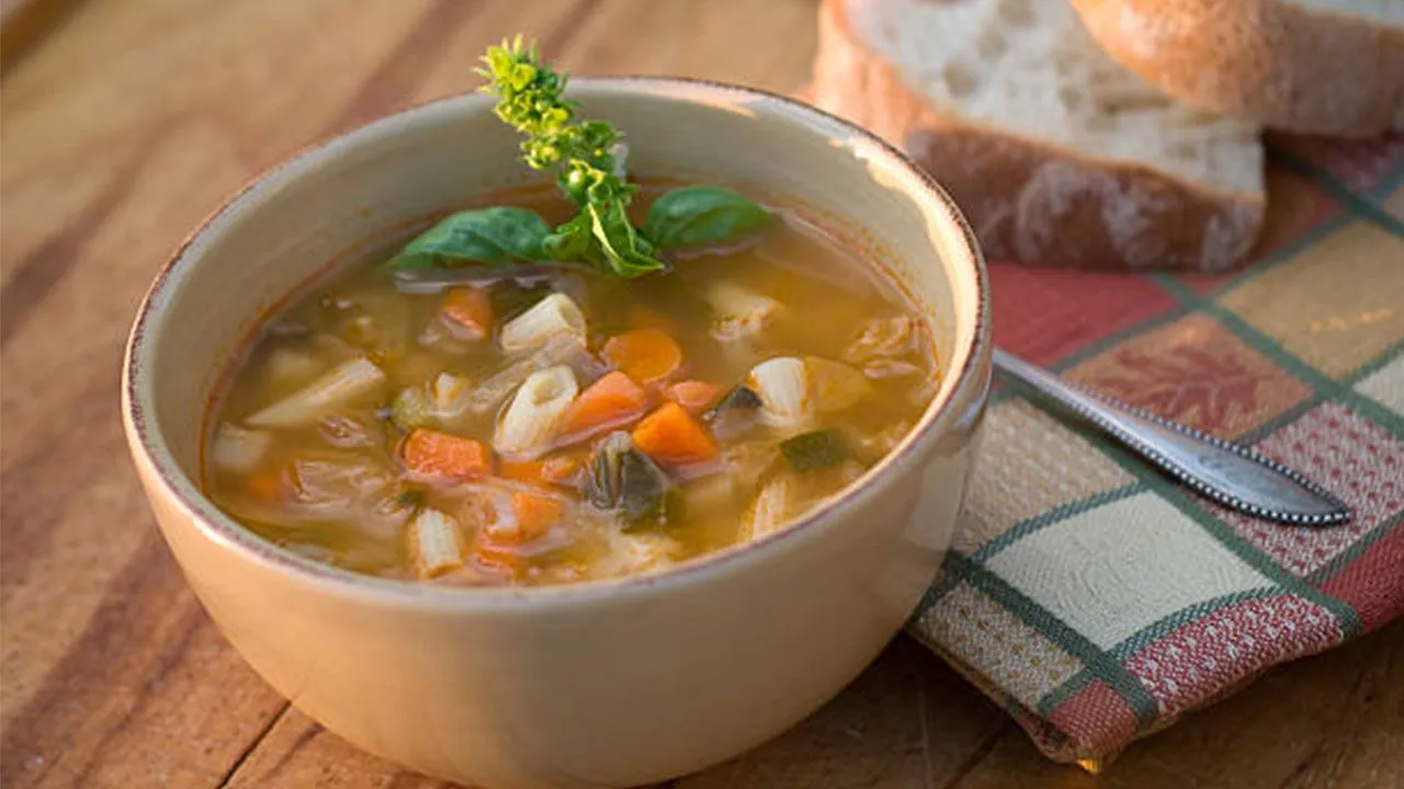 Bu da İtalyanların sebze çorbası: İşte, minestrone çorbası tarifi!