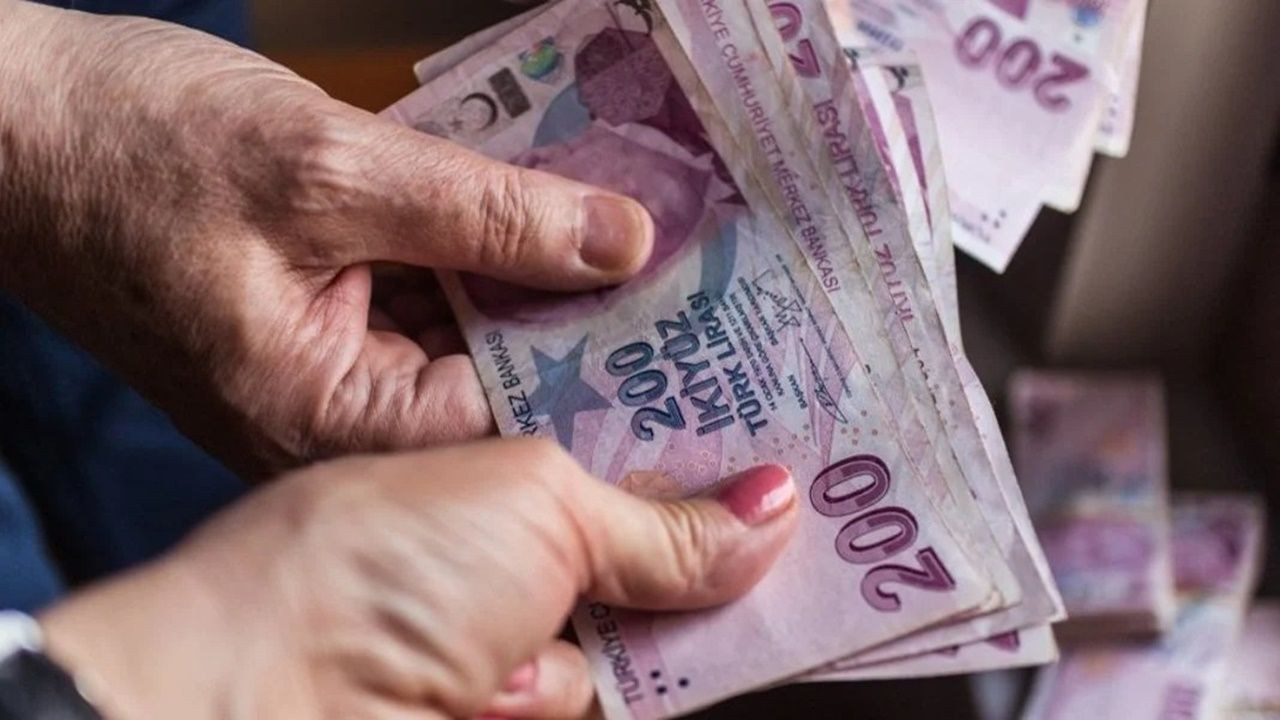 Emeklinin gözü Resmi Gazete'de! İşte 1.000 liralık ikramiye farkının ödeneceği tarih