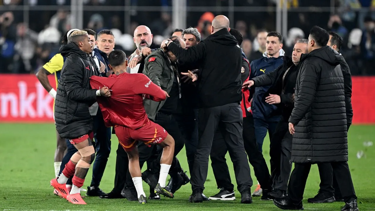 Okan Buruk'u yere düşürmüştü! Mourinho'nun hareketi dünya basınında...
