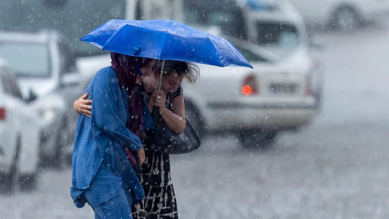 İstanbul dahil 78 il için sağanak yağış uyarısı! Meteoroloji'den il il hava durumu tahminleri...