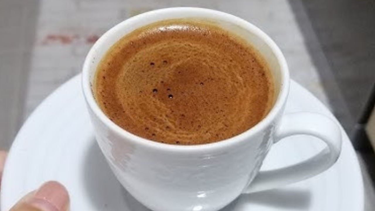 Türk kahvesini soğuk sudan daha çok köpürten tüyo ; Gürül gürül köpürüyor