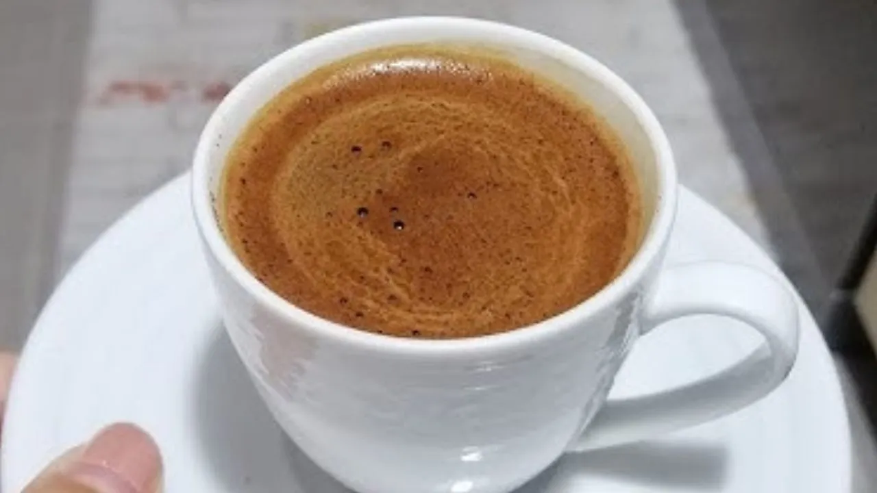Türk kahvesini soğuk sudan daha çok köpürten tüyo ; Gürül gürül köpürüyor