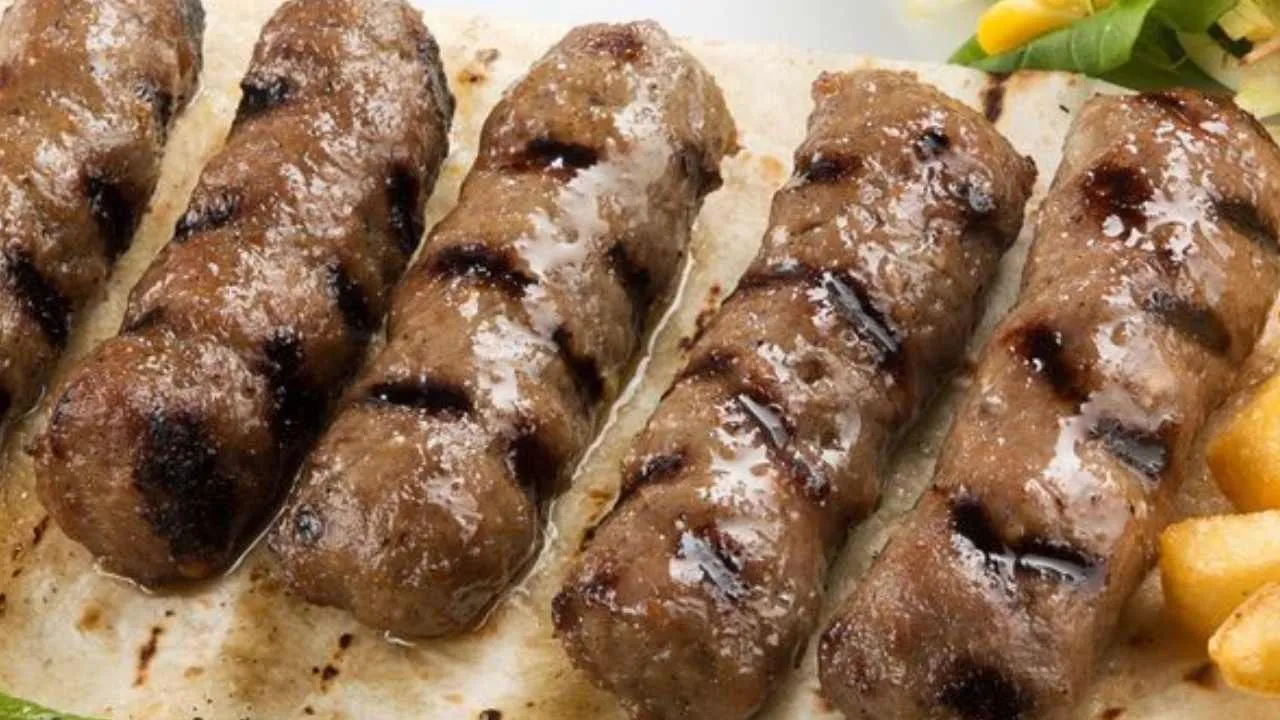 Böyle hazırlanan köfte dağılmıyor ve sönmüyor. 38 yıllık köftecinin köfteye lezzet katan sırrı
