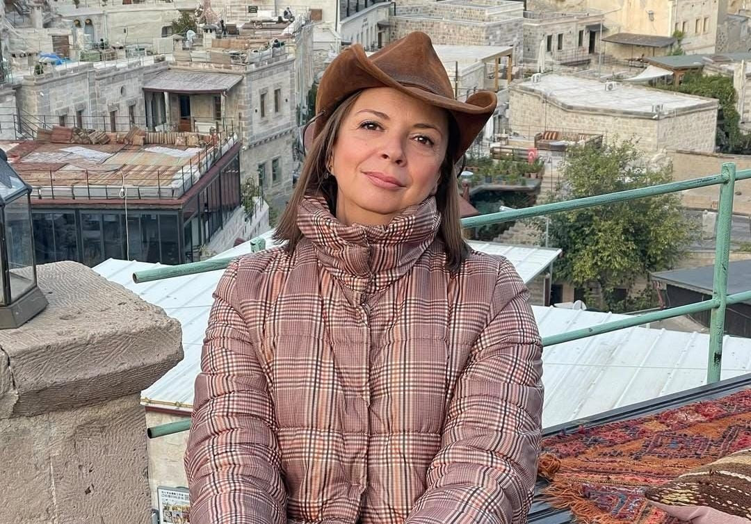 Çift Kişilik Oda dizisinin Münevver’i Ayşe Tunaboylu kimdir? Hangi projelerde rol almıştır?