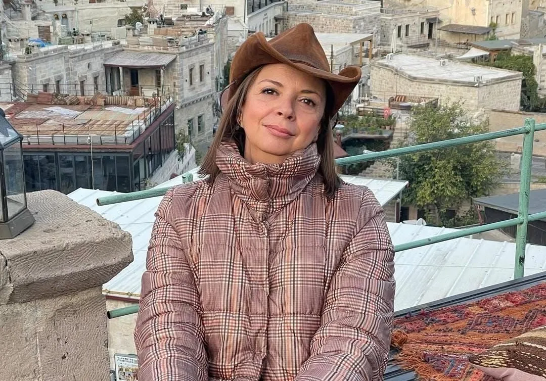 Çift Kişilik Oda dizisinin Münevver’i Ayşe Tunaboylu kimdir? Hangi projelerde rol almıştır?