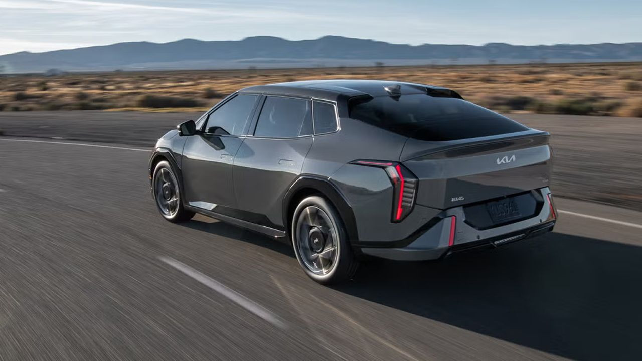 Yüzde 10'dan 80'e 30 dakikada şarj: Kia'dan Tesla'ya rakip elektrikli otomobil; EV4 görücüye çıktı