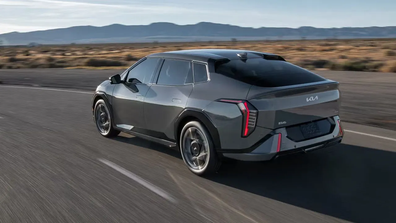 Yüzde 10'dan 80'e 30 dakikada şarj: Kia'dan Tesla'ya rakip elektrikli otomobil; EV4 görücüye çıktı