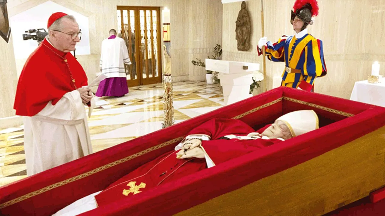 Tabuttan fotoğrafları paylaşılmıştı. Papa'nın vücudu çürümesin diye bakın hangi işlemi uygulamışlar