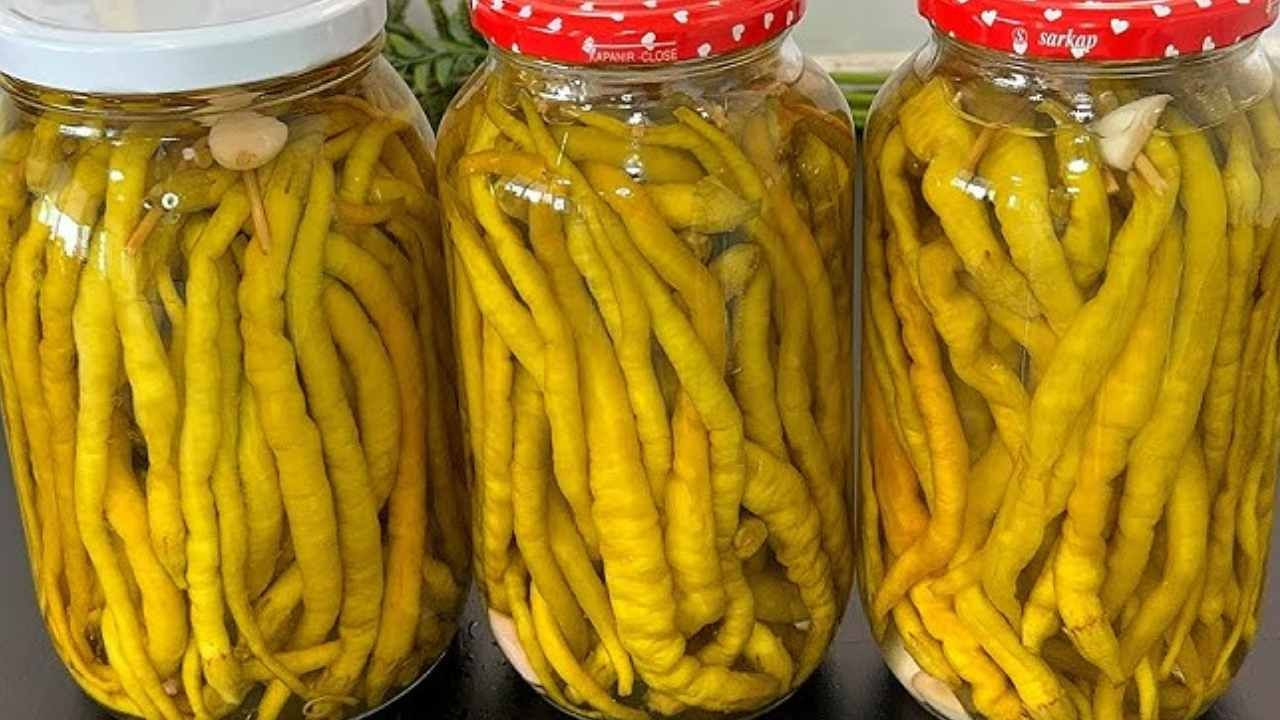 Hem çok çabuk oluyor hem erimiyor : Esnaf usulü acı biber turşusu yapmanın sırrı