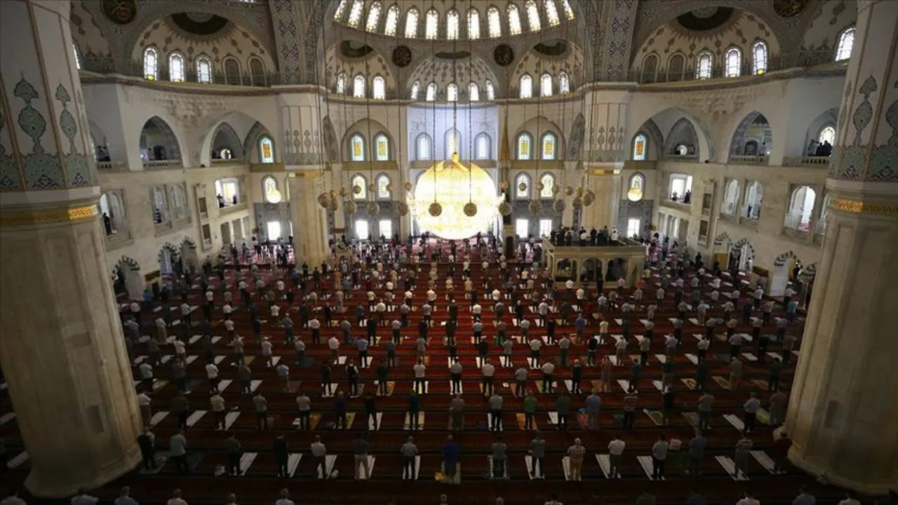 Bugün cuma namazı saat kaçta kılınacak? İl il 25 Nisan 2025 Cuma namazı vakitleri