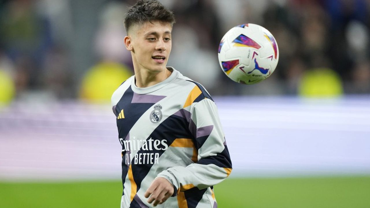 Arda Güler fiziğiyle hayran bıraktı! Milli futbolcu Bodrum’dan boy boy poz verdi; binlerce beğeni...